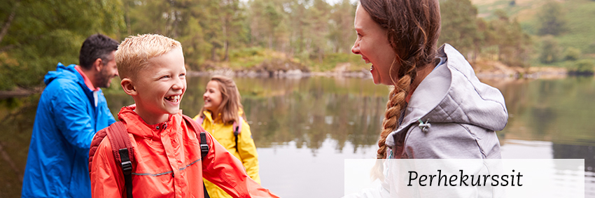 Neuroliiton perhekurssi, kuvassa vanhemmat seisovat kouluikäisten lastensa kanssa järven rannalla ja kaikki nauravat.